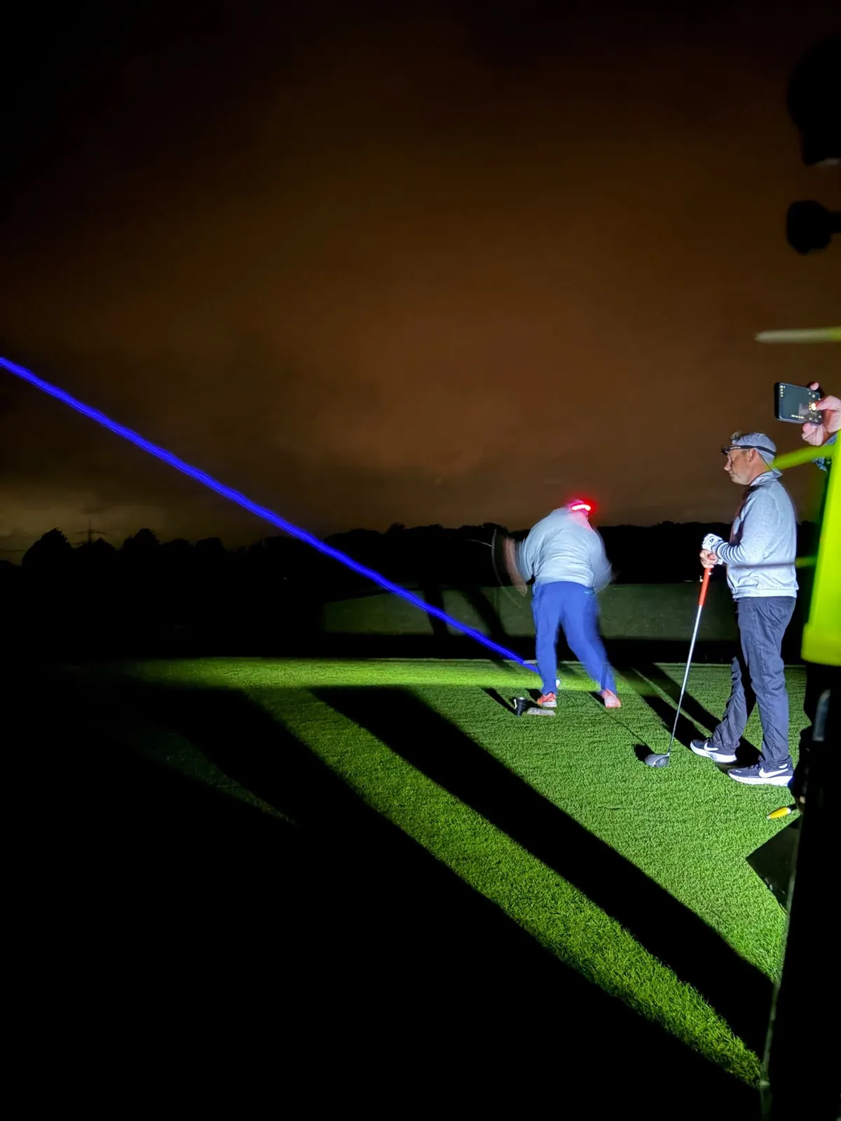 Dirk Steigels beim nächtlichen Golfmarathon im Regen
