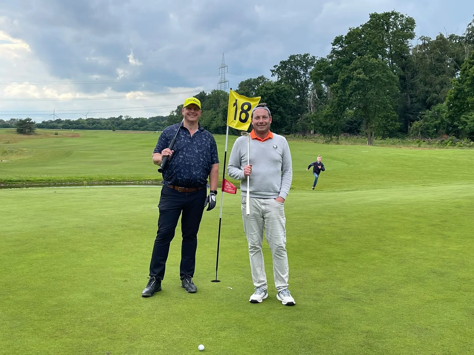Dirk Steigels und Unterstützer während des Golfmarathons am Tag